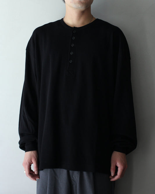 ULTERIOR / C/CASH HONEYCOMB HENLEY-NECK TOP "BLACK"