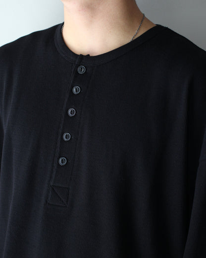 ULTERIOR / C/CASH HONEYCOMB HENLEY-NECK TOP "BLACK"