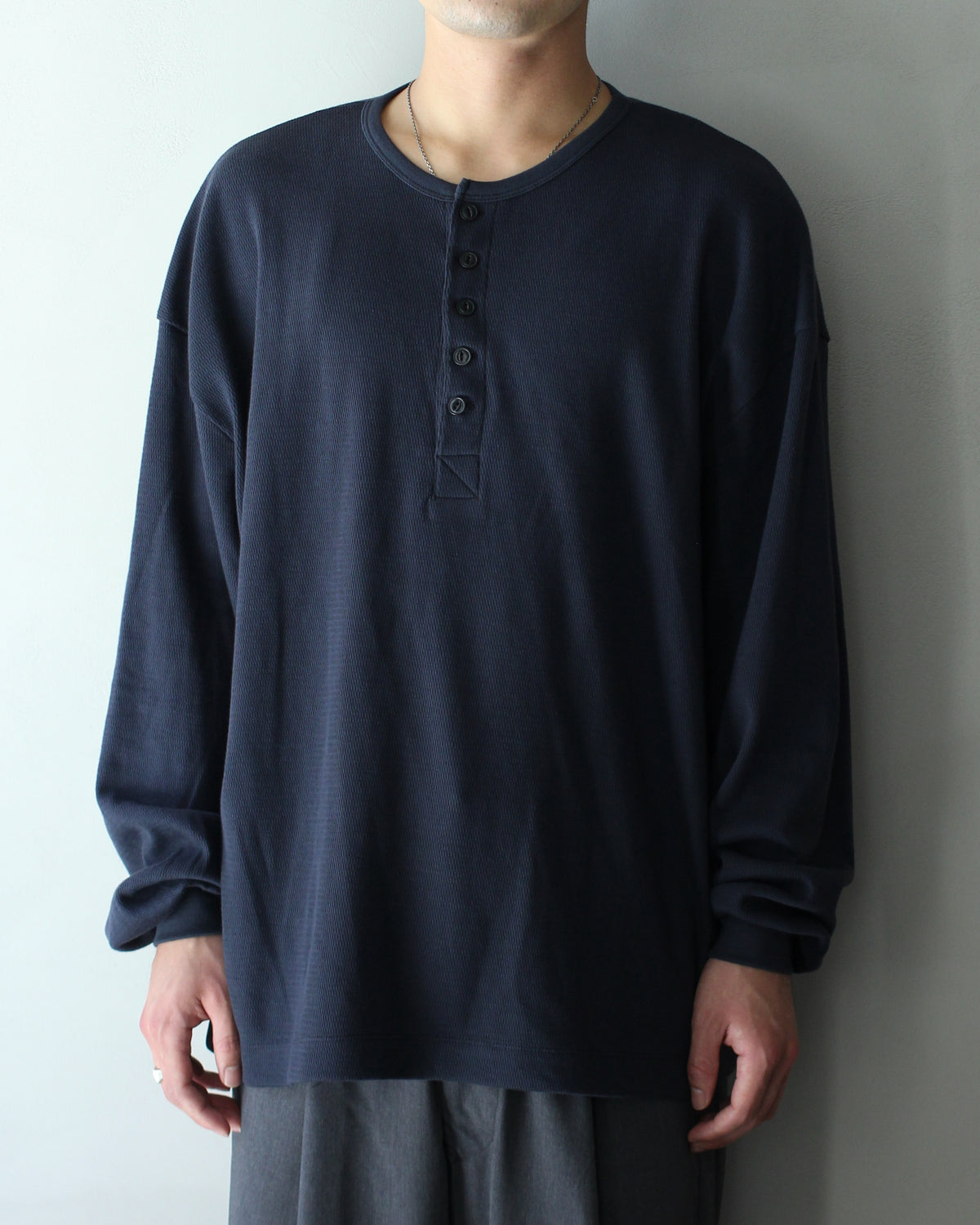 ULTERIOR / C/CASH HONEYCOMB HENLEY-NECK TOP 