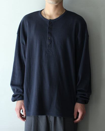 ULTERIOR / C/CASH HONEYCOMB HENLEY-NECK TOP "BLUE GREY"