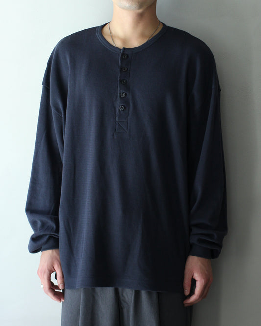 ULTERIOR / C/CASH HONEYCOMB HENLEY-NECK TOP "BLUE GREY"