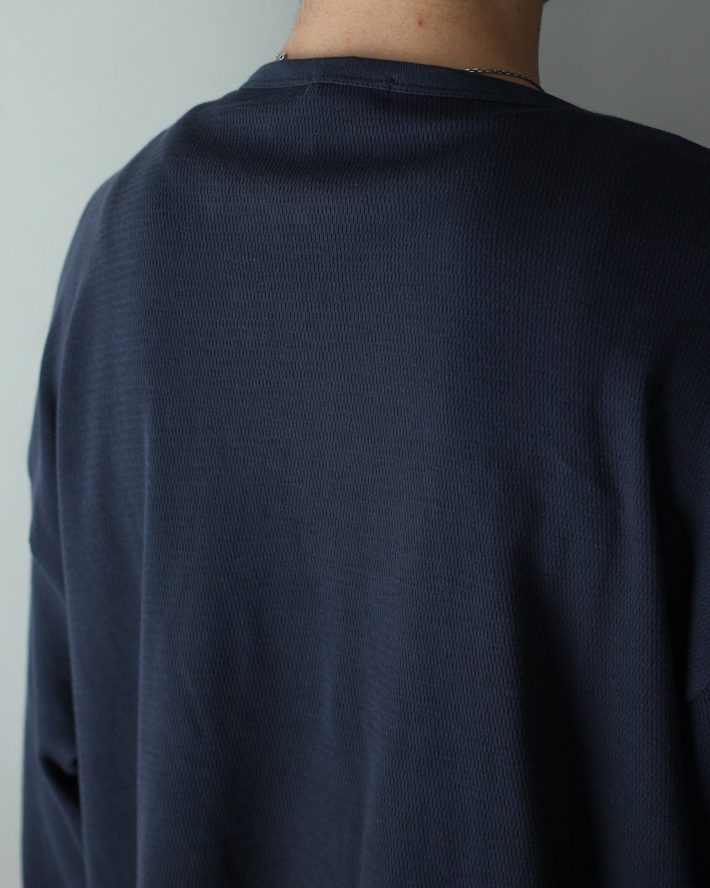 ULTERIOR / C/CASH HONEYCOMB HENLEY-NECK TOP "BLUE GREY"