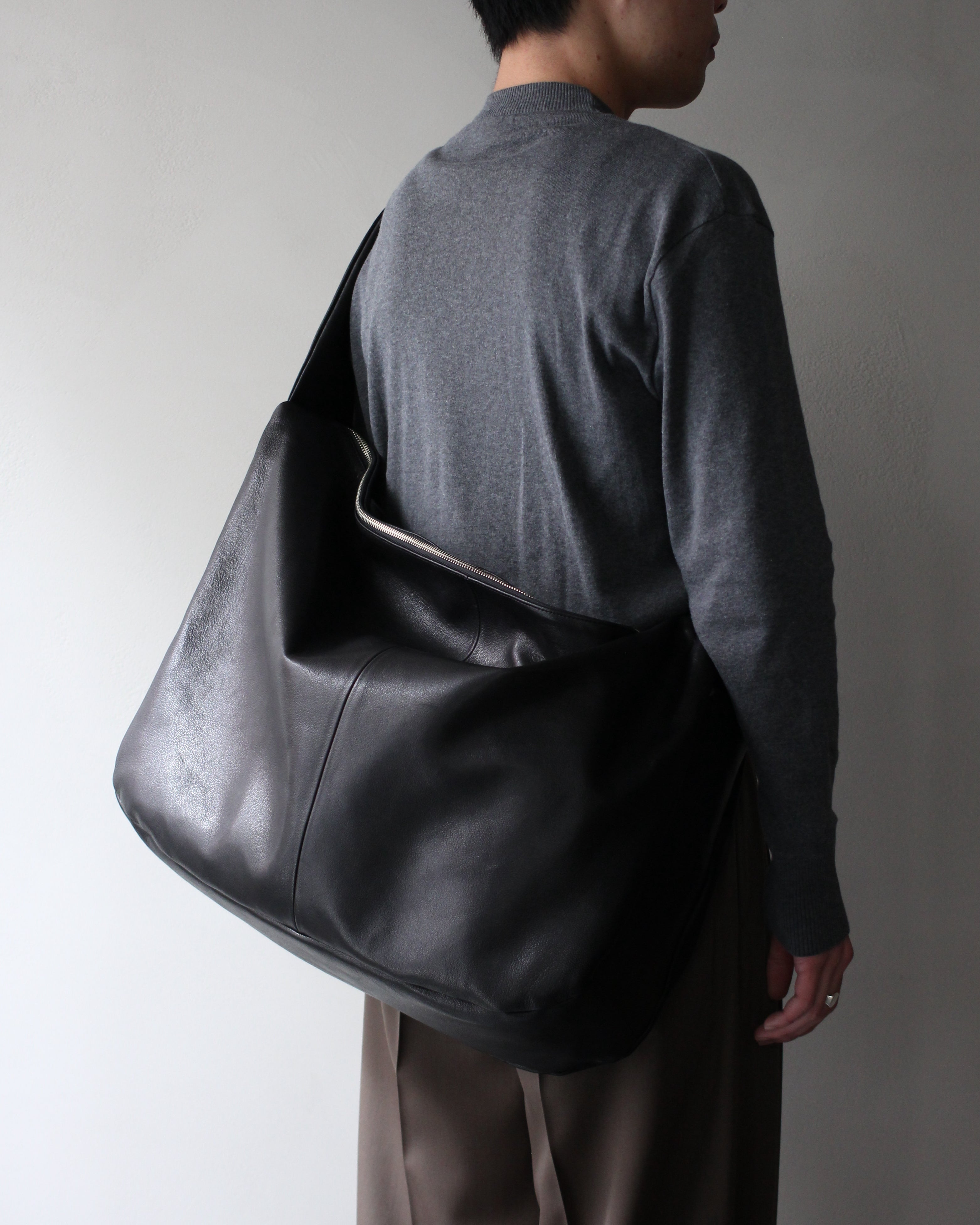 ssstein/SHIRRING HANDLE LEATHER SHOULDER BAG 