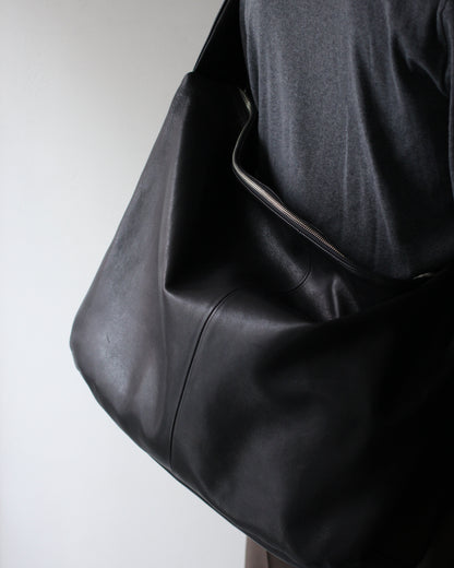 ssstein/SHIRRING HANDLE LEATHER SHOULDER BAG "BLACK"