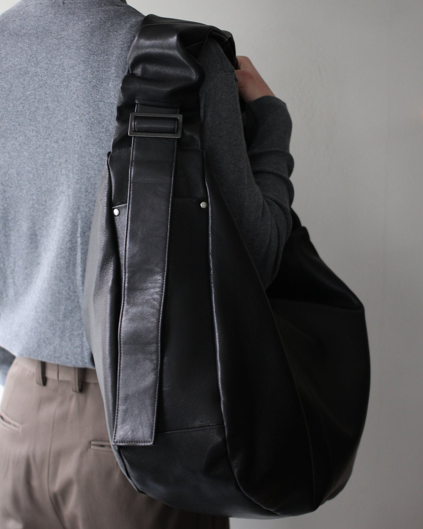 ssstein/SHIRRING HANDLE LEATHER SHOULDER BAG "BLACK"