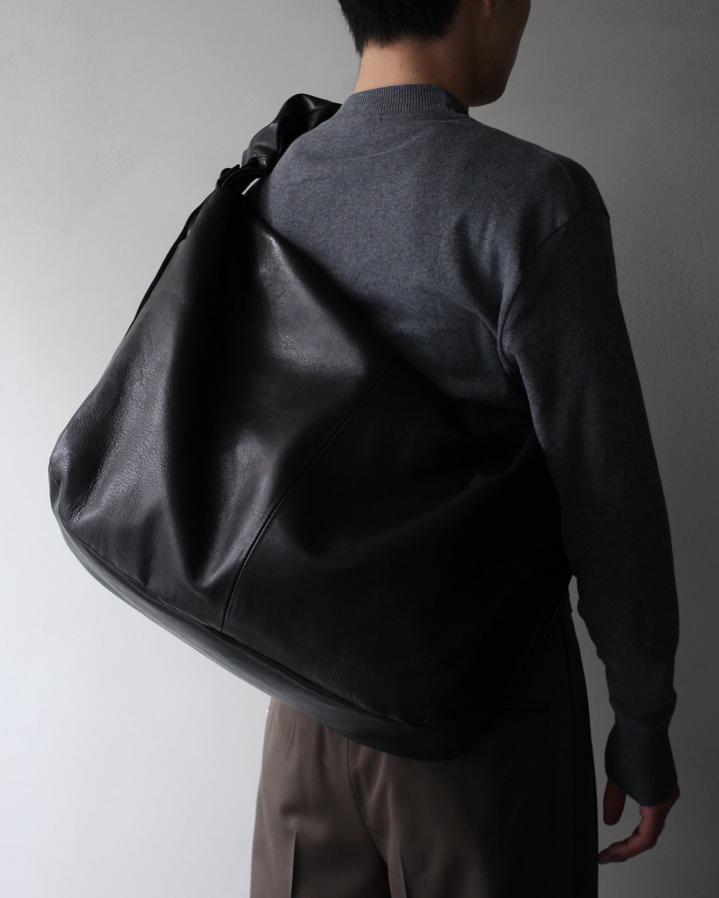 ssstein/SHIRRING HANDLE LEATHER SHOULDER BAG "BLACK"