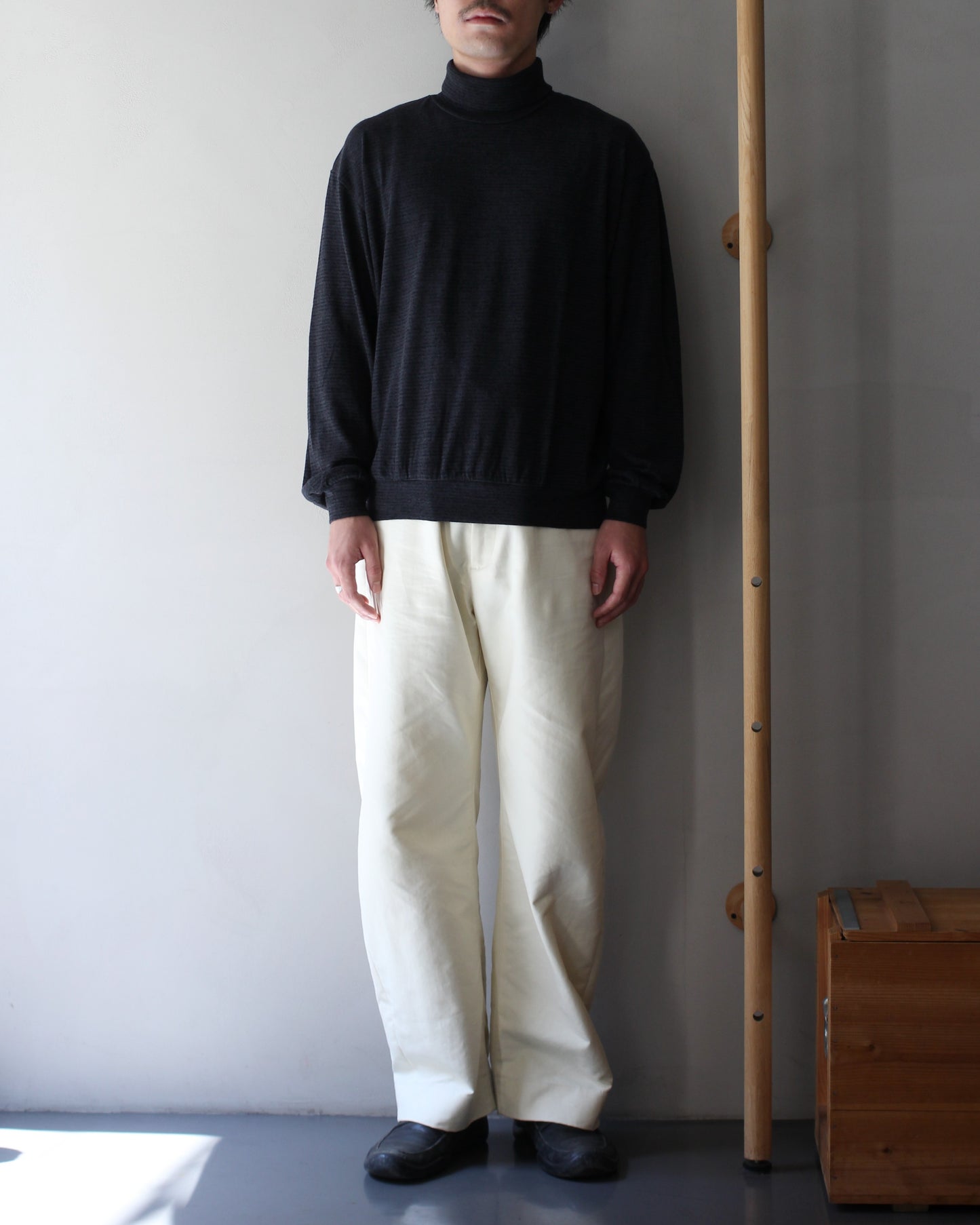 ULTERIOR/SUPER FINE WOOL COTTON TURTLE-NECK TOP (BORDER STRIPE ) " BLACK×CHARCOAL"