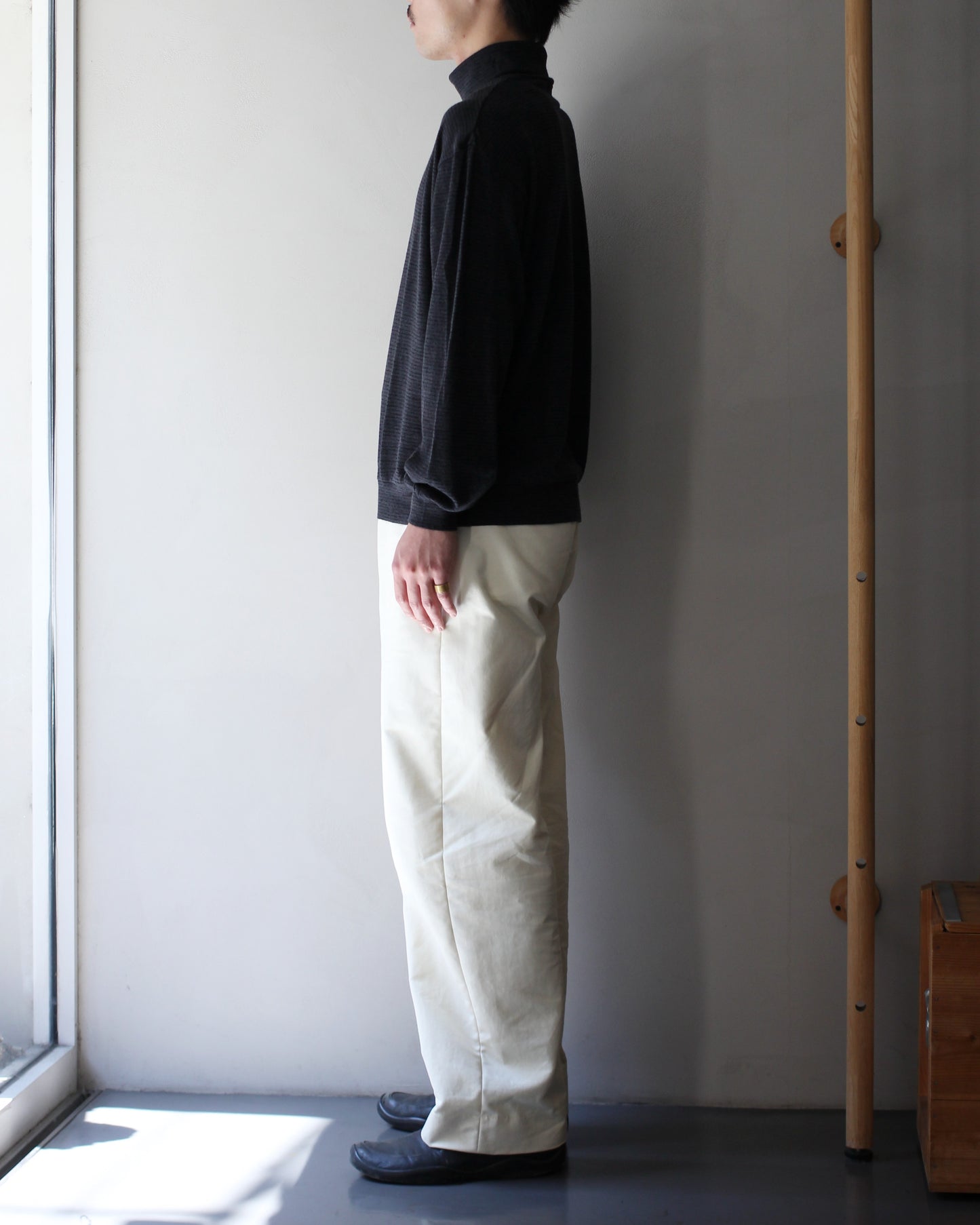 ULTERIOR/SUPER FINE WOOL COTTON TURTLE-NECK TOP (BORDER STRIPE ) " BLACK×CHARCOAL"