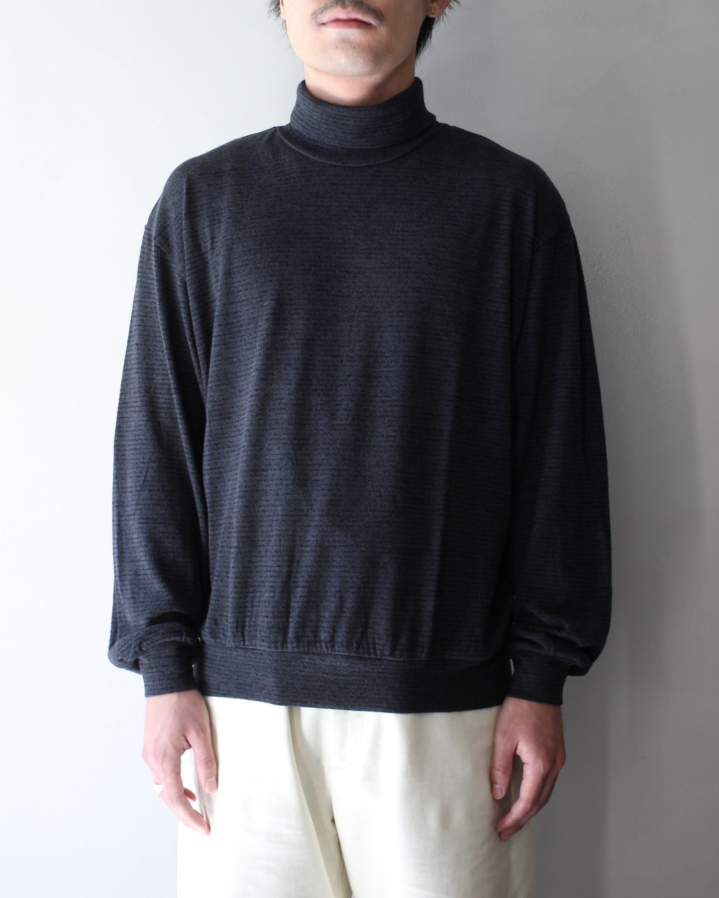 ULTERIOR/SUPER FINE WOOL COTTON TURTLE-NECK TOP (BORDER STRIPE ) " BLACK×CHARCOAL"