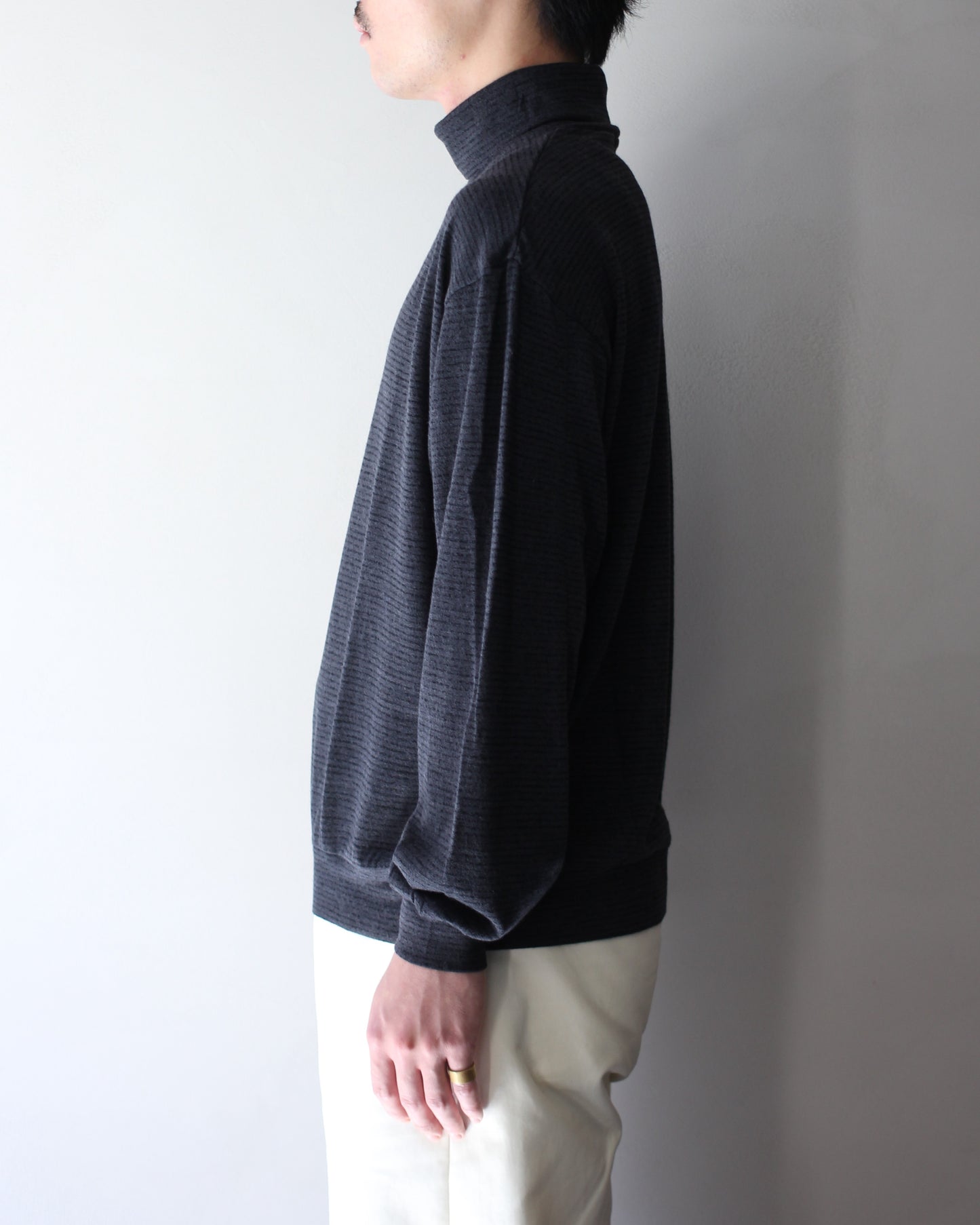 ULTERIOR/SUPER FINE WOOL COTTON TURTLE-NECK TOP (BORDER STRIPE ) " BLACK×CHARCOAL"