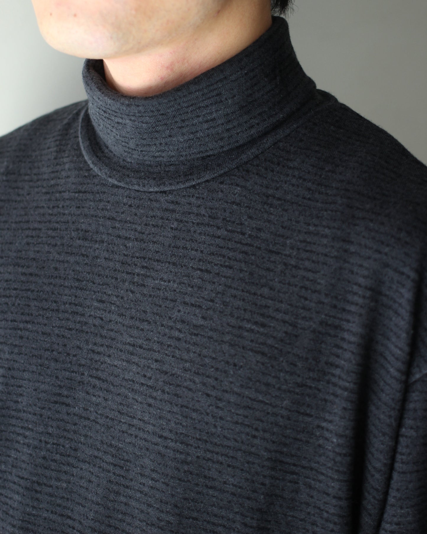ULTERIOR/SUPER FINE WOOL COTTON TURTLE-NECK TOP (BORDER STRIPE ) " BLACK×CHARCOAL"