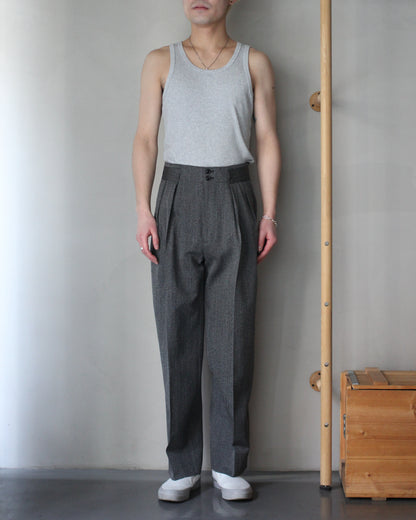 ULTERIOR/WOOL WASHI HERRINGBONE TUCKED TROUSERS "BLACK"