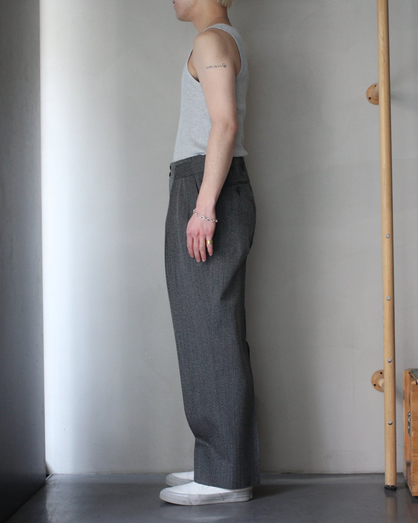 ULTERIOR/WOOL WASHI HERRINGBONE TUCKED TROUSERS "BLACK"