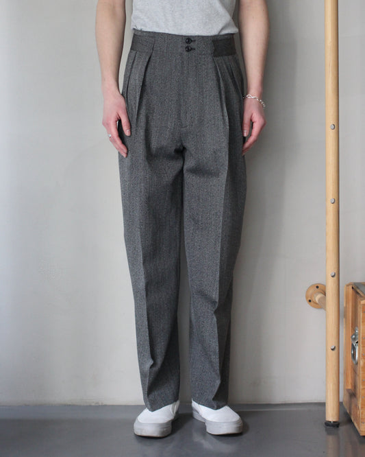 ULTERIOR/WOOL WASHI HERRINGBONE TUCKED TROUSERS "BLACK"