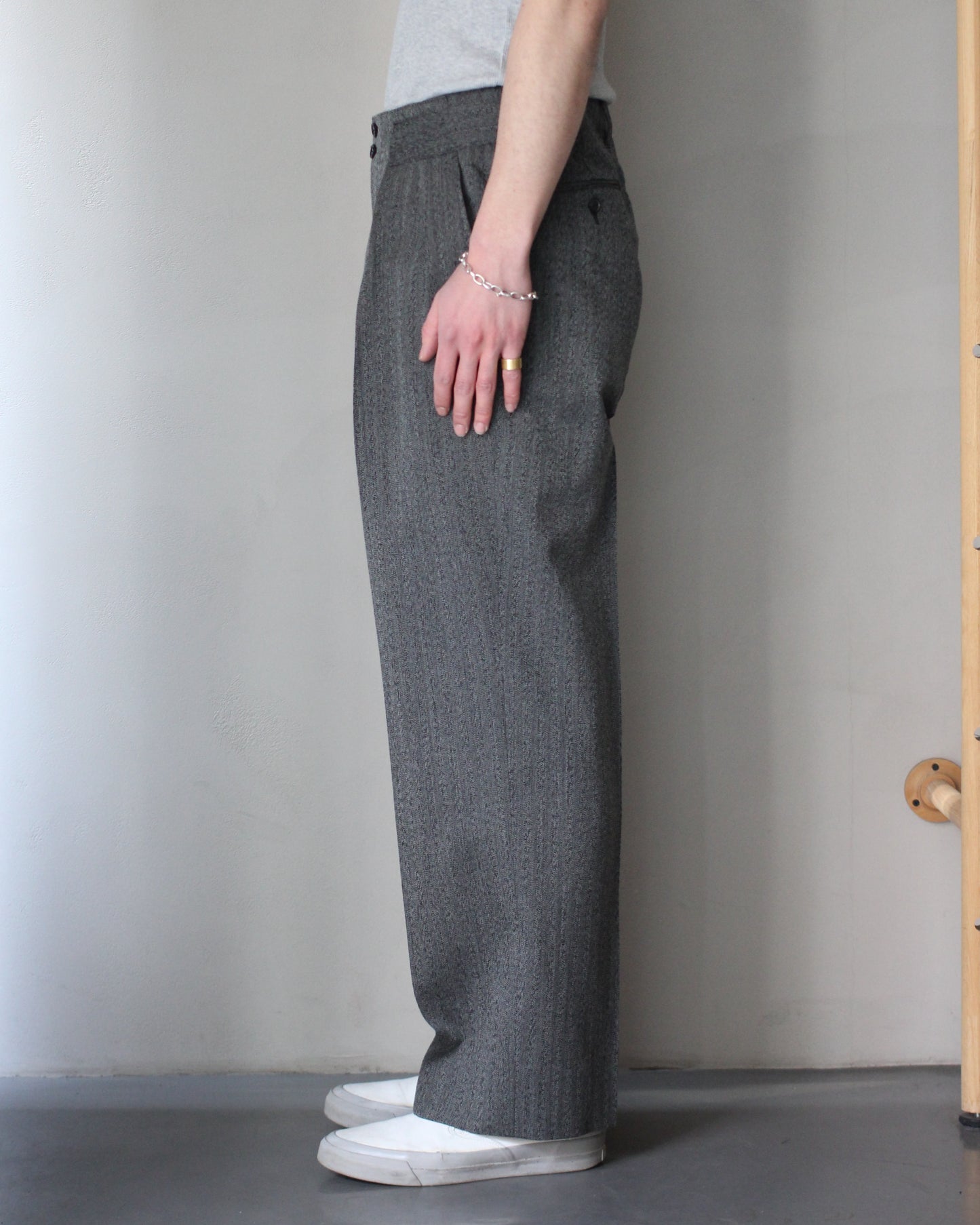 ULTERIOR/WOOL WASHI HERRINGBONE TUCKED TROUSERS "BLACK"