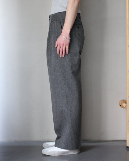 ULTERIOR/WOOL WASHI HERRINGBONE TUCKED TROUSERS "BLACK"