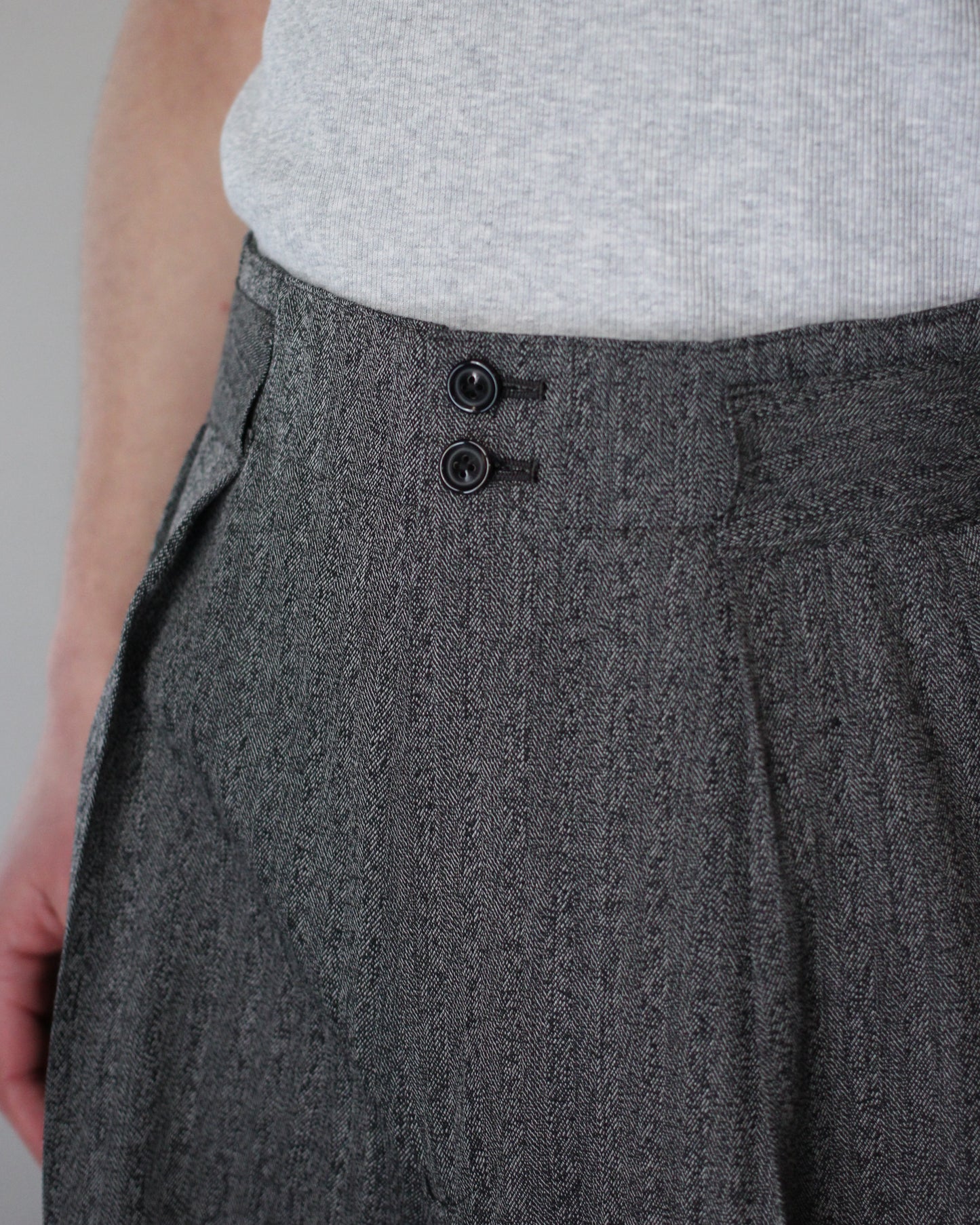 ULTERIOR/WOOL WASHI HERRINGBONE TUCKED TROUSERS "BLACK"