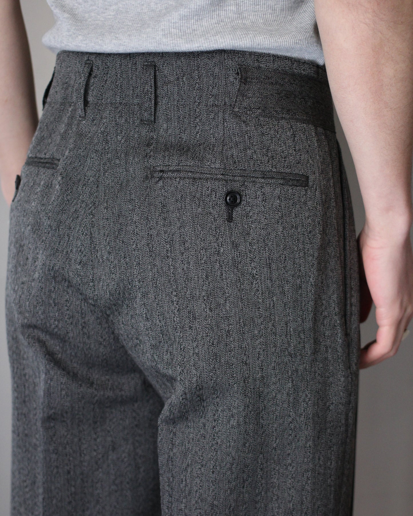 ULTERIOR/WOOL WASHI HERRINGBONE TUCKED TROUSERS "BLACK"