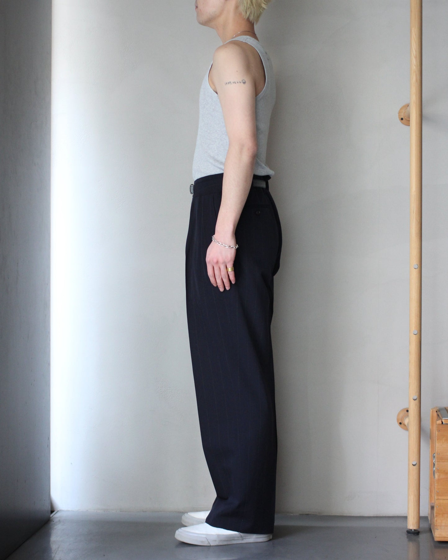 ULTERIOR/WOOL WASHI STRIPE STRIPE TUCKED TROUSERS "DARK NAVY"