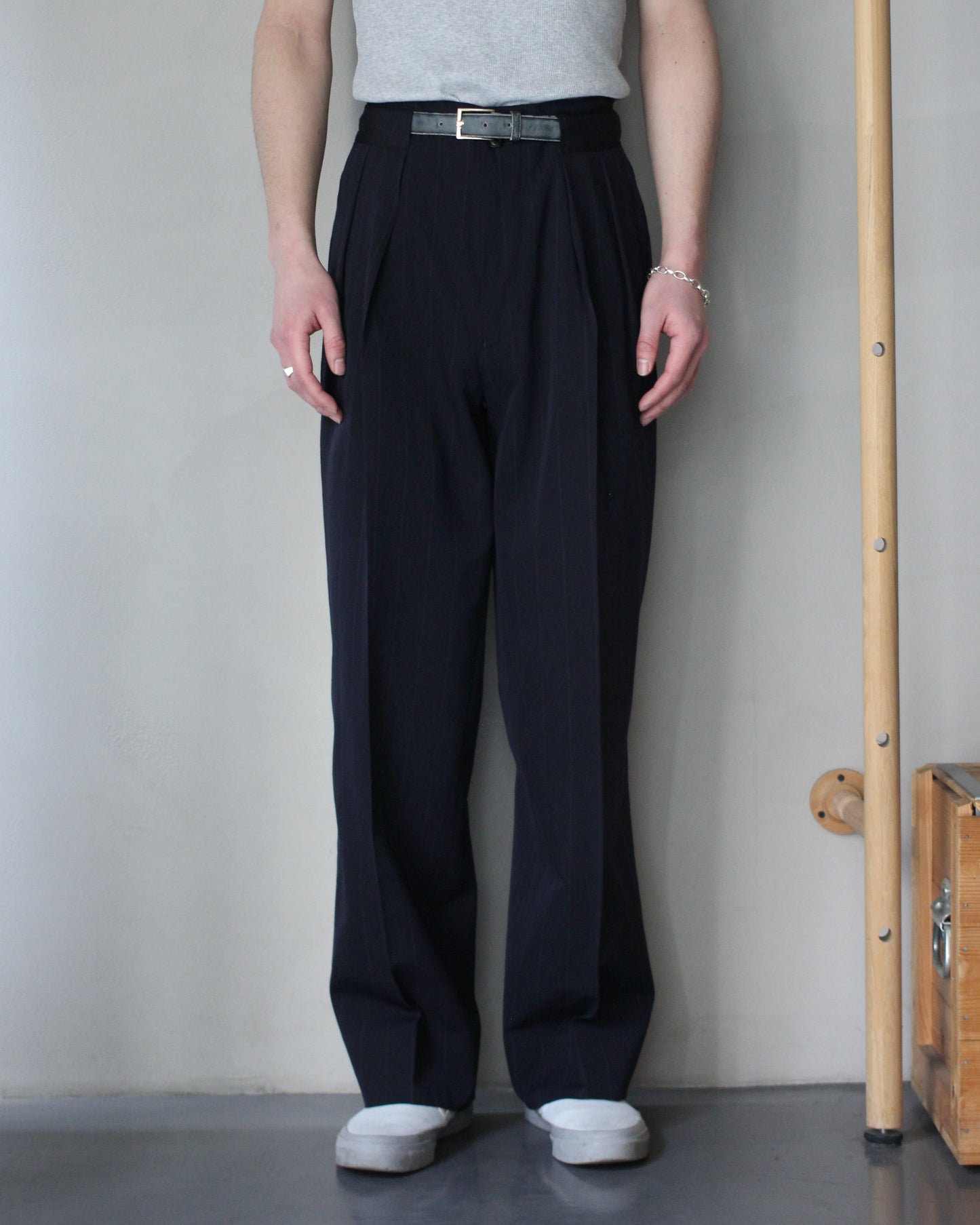 ULTERIOR/WOOL WASHI STRIPE STRIPE TUCKED TROUSERS "DARK NAVY"