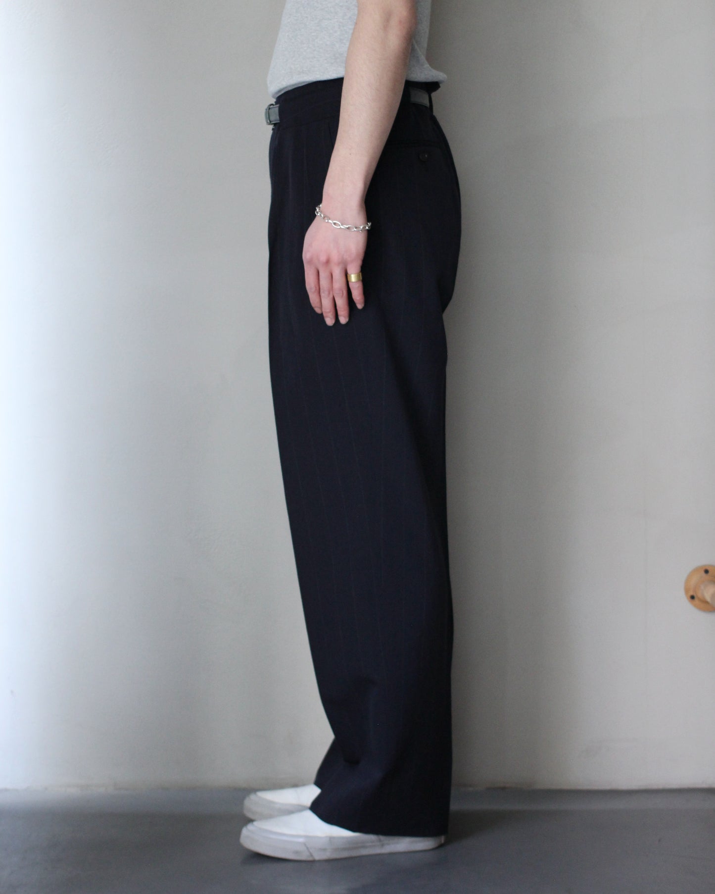 ULTERIOR/WOOL WASHI STRIPE STRIPE TUCKED TROUSERS "DARK NAVY"