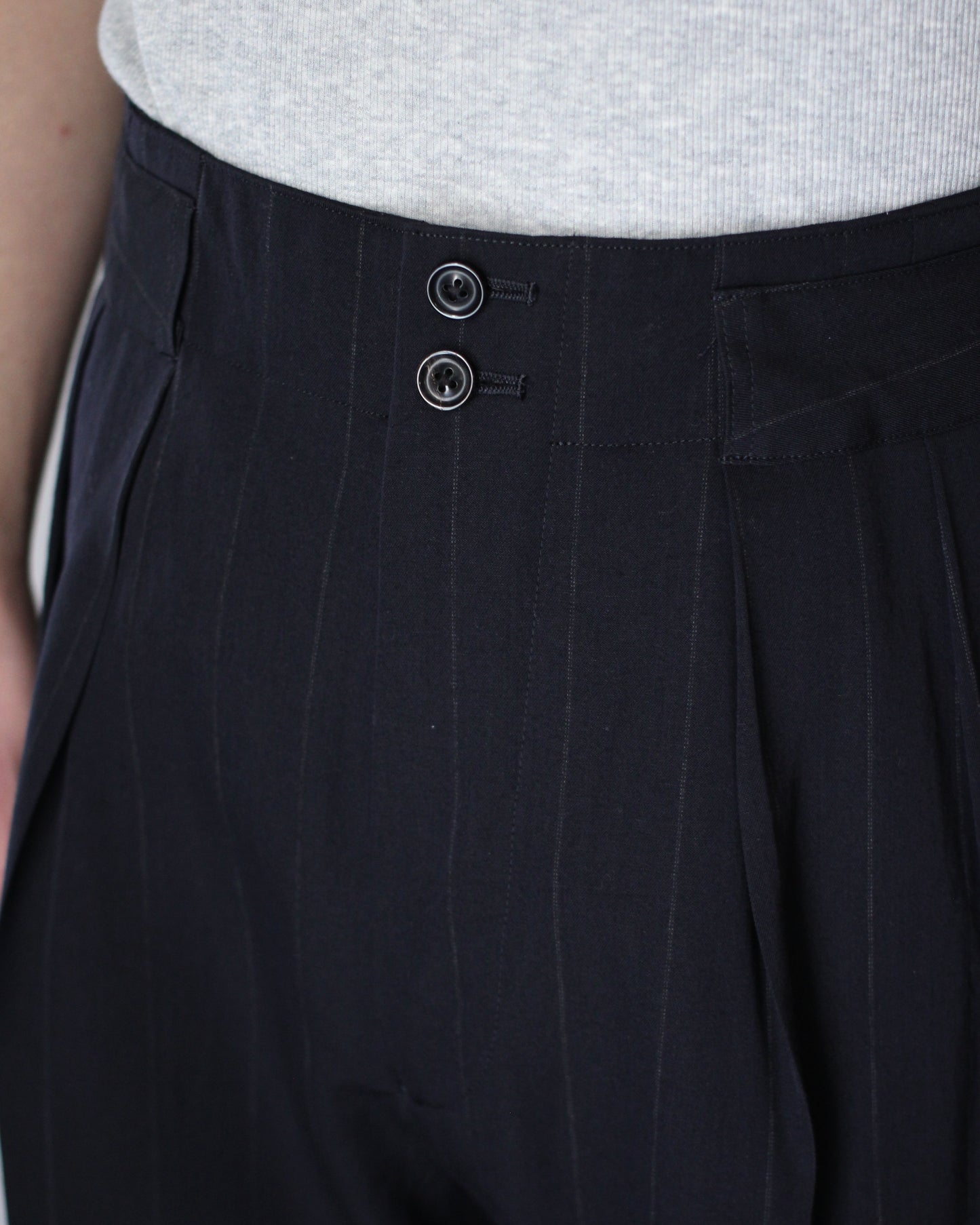 ULTERIOR/WOOL WASHI STRIPE STRIPE TUCKED TROUSERS "DARK NAVY"