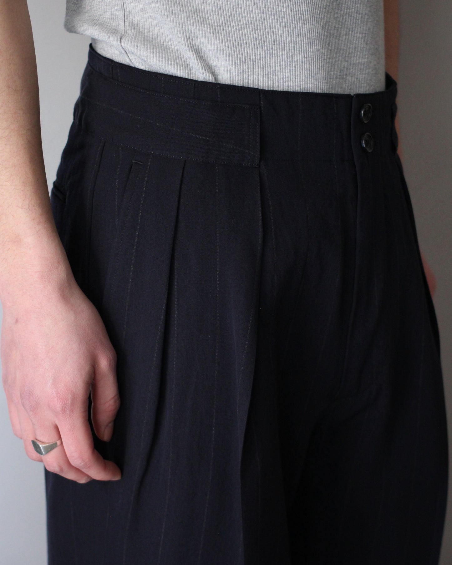 ULTERIOR/WOOL WASHI STRIPE STRIPE TUCKED TROUSERS "DARK NAVY"