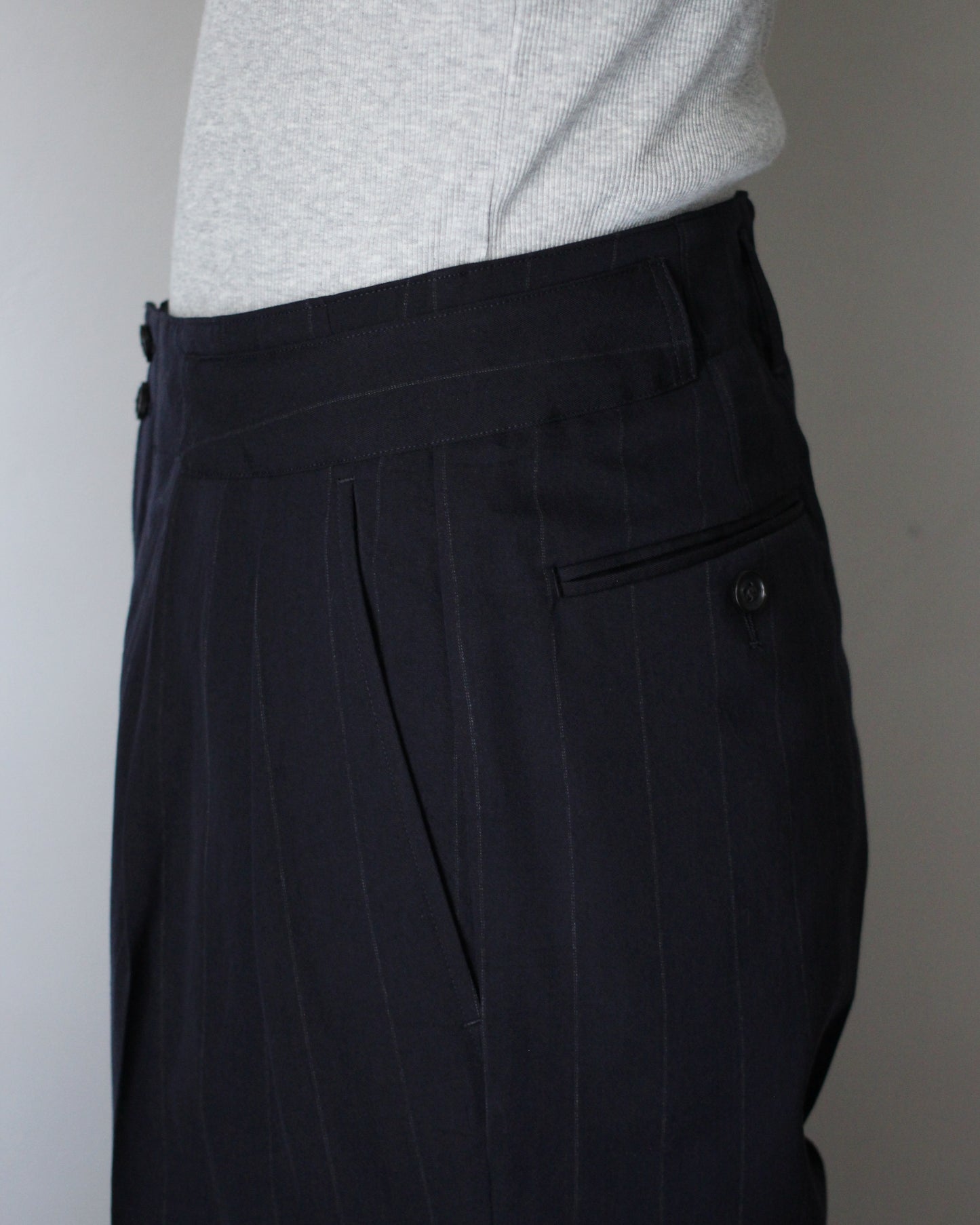 ULTERIOR/WOOL WASHI STRIPE STRIPE TUCKED TROUSERS "DARK NAVY"