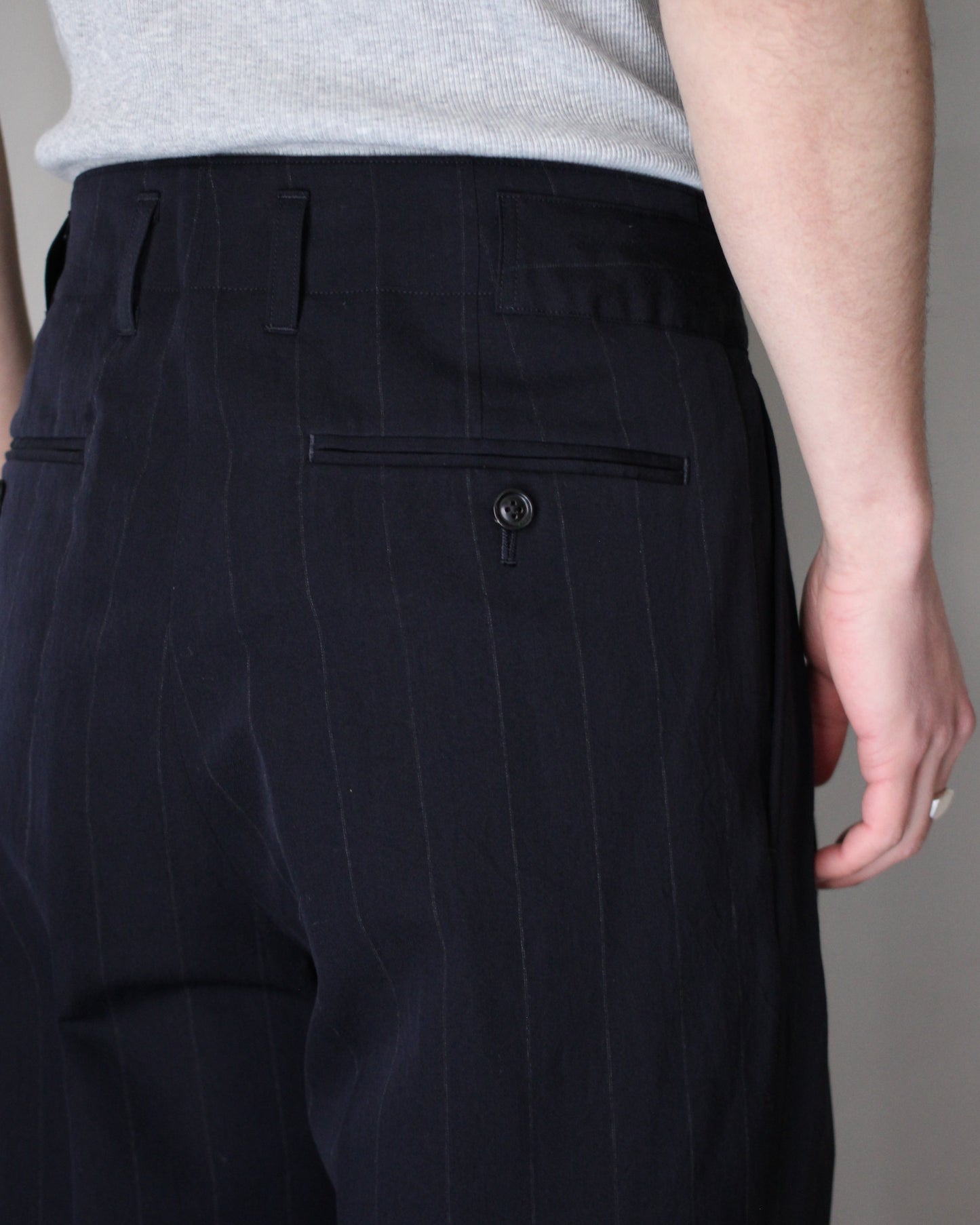 ULTERIOR/WOOL WASHI STRIPE STRIPE TUCKED TROUSERS "DARK NAVY"