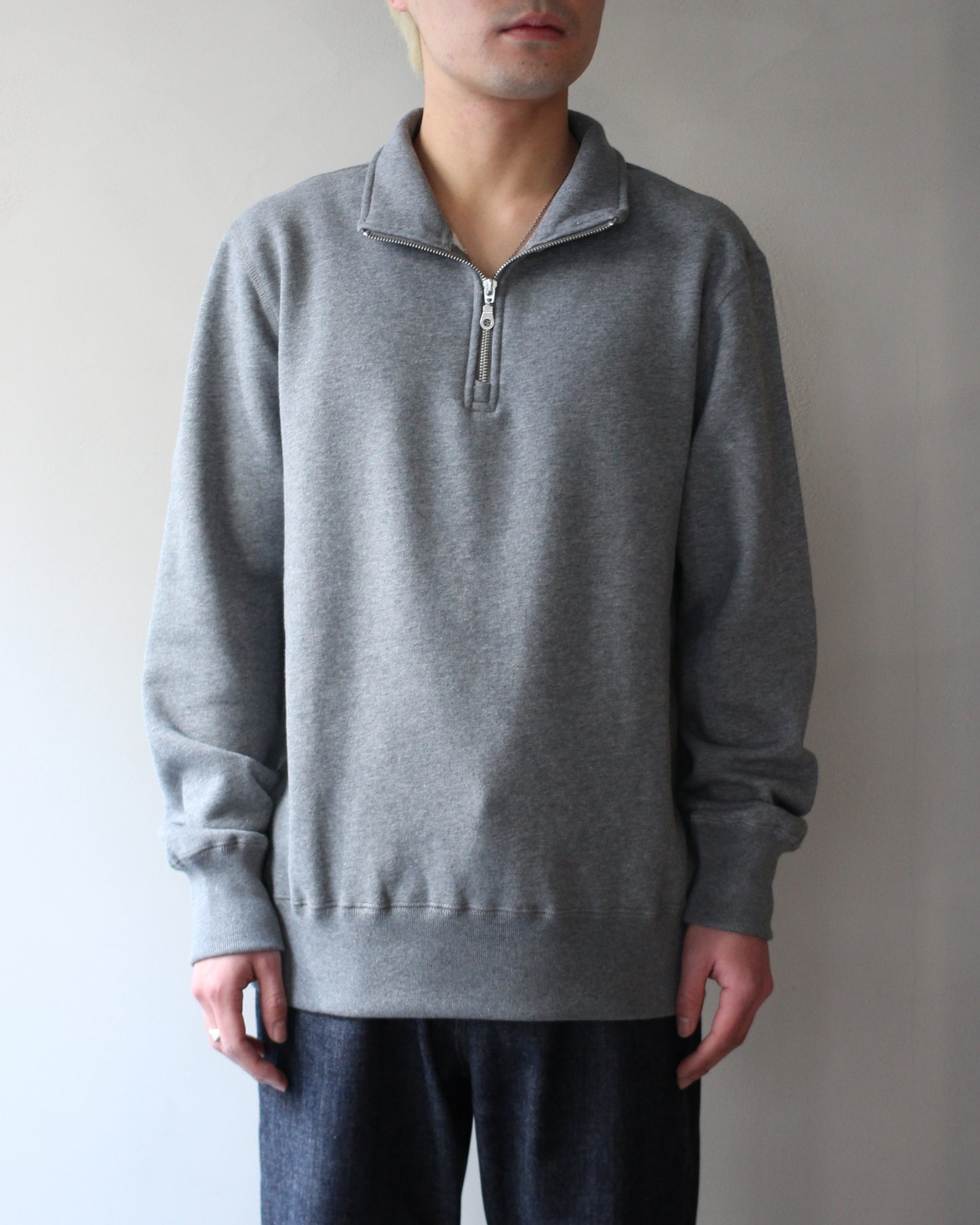 VICTORIA ATHLETICS/ZIP MOCK (SOLID) "GRAY"