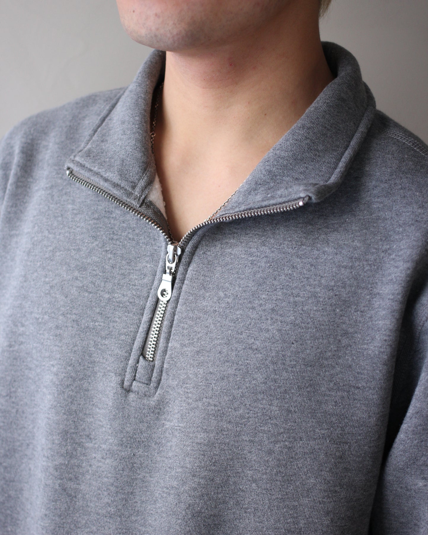 VICTORIA ATHLETICS/ZIP MOCK (SOLID) "GRAY"