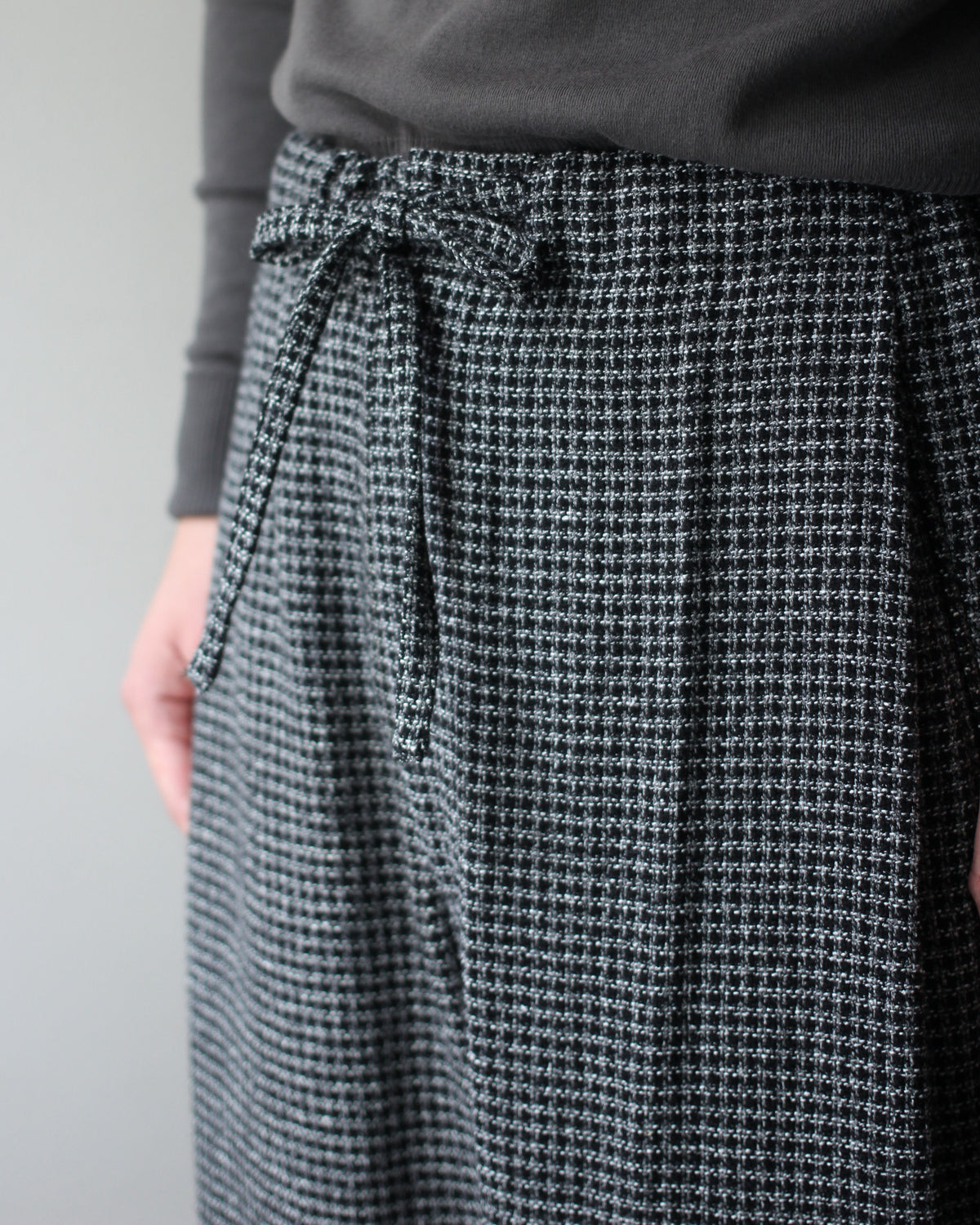 ULTERIOR/WOOL SILK CHECK DRAWSTRING PANTS "BLACK"