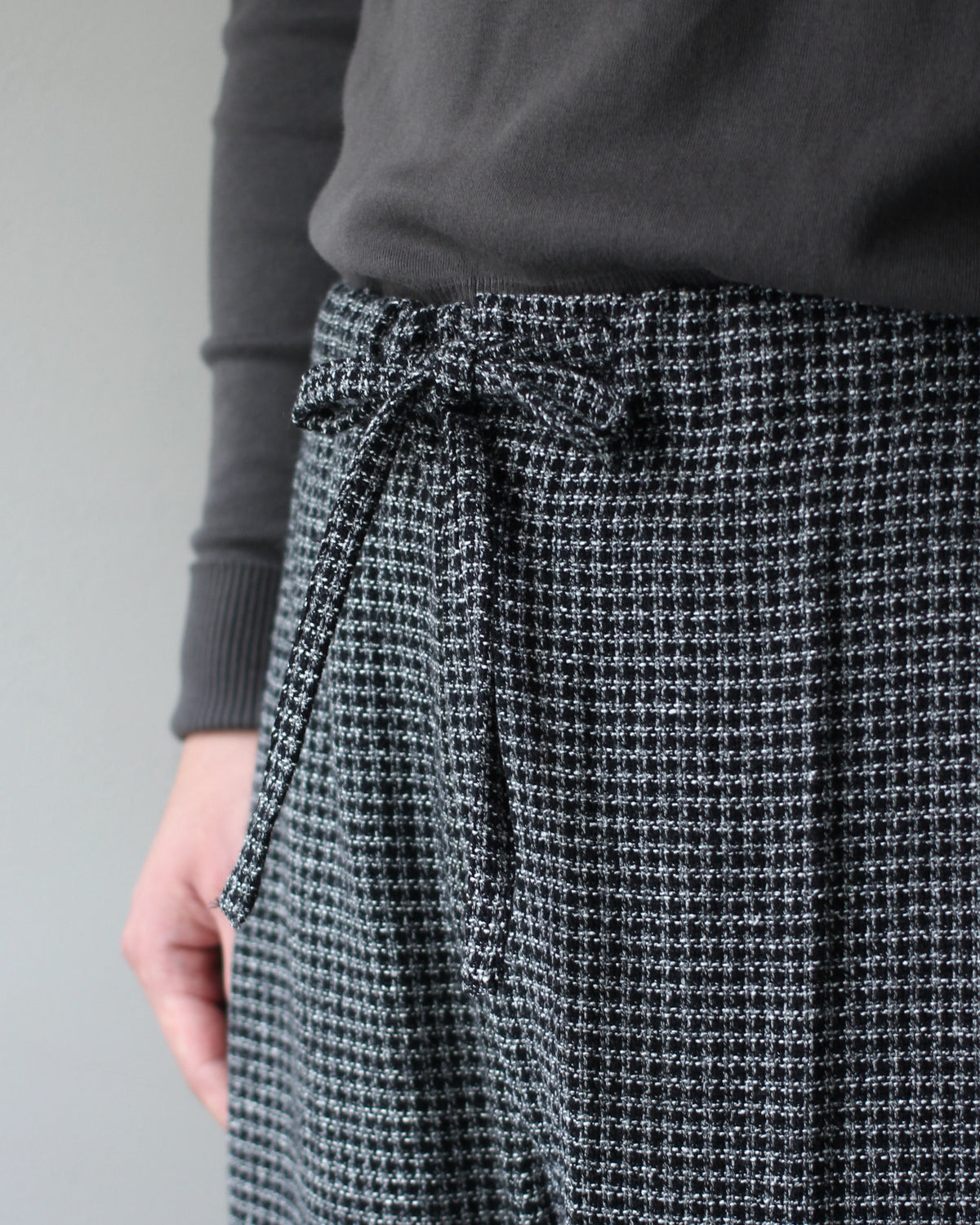 ULTERIOR/WOOL SILK CHECK DRAWSTRING PANTS "BLACK"
