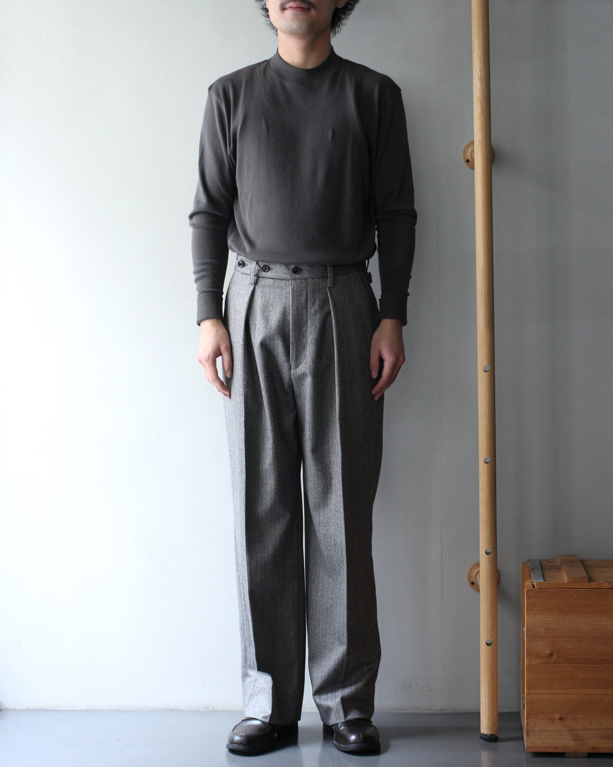 ULTERIOR/W/S HERRINGBONE STRIPE TUCKED TROUSERS  "TAUPE GREY"