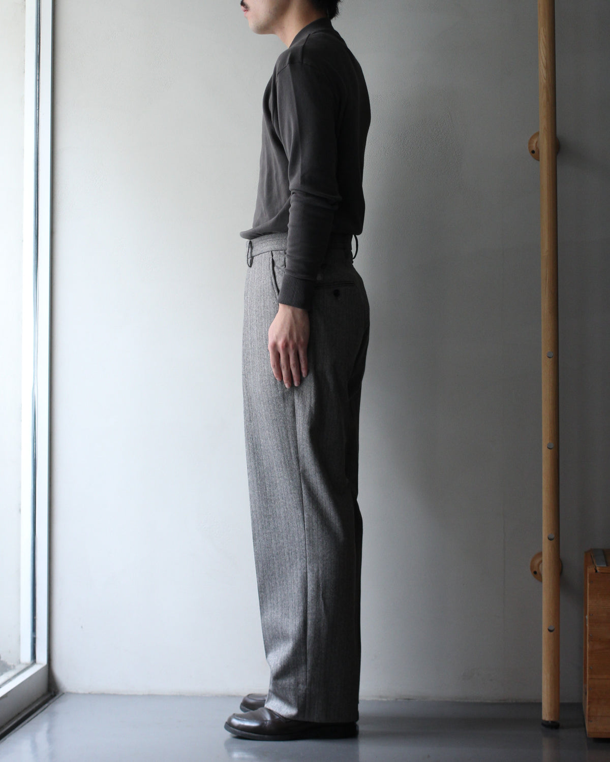ULTERIOR/W/S HERRINGBONE STRIPE TUCKED TROUSERS  "TAUPE GREY"