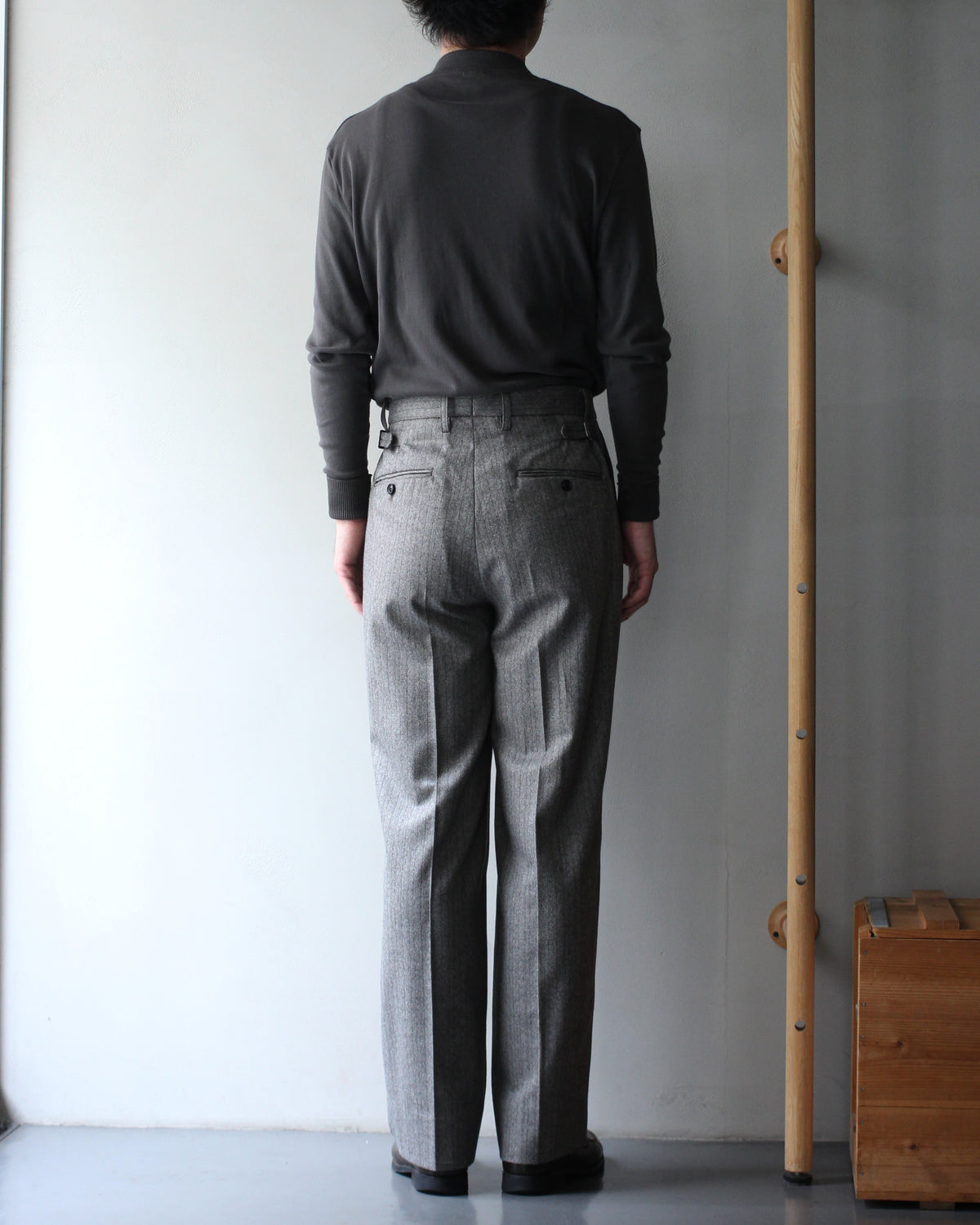 ULTERIOR/W/S HERRINGBONE STRIPE TUCKED TROUSERS  "TAUPE GREY"