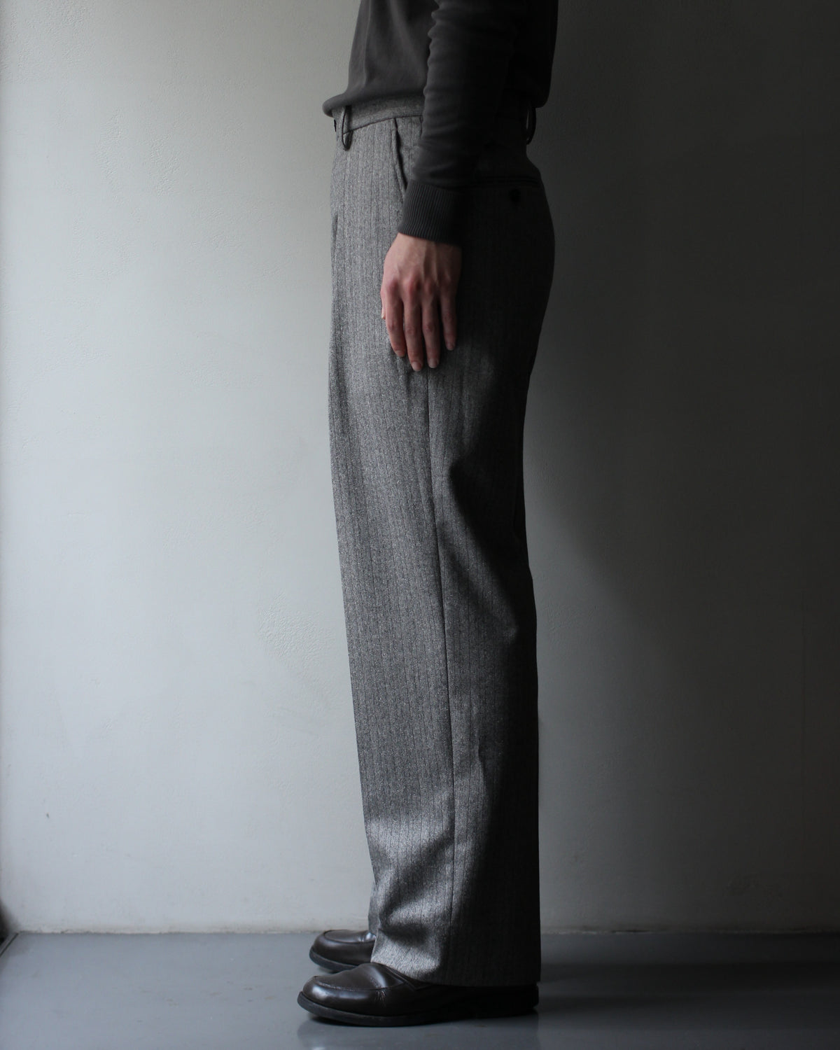 ULTERIOR/W/S HERRINGBONE STRIPE TUCKED TROUSERS  "TAUPE GREY"