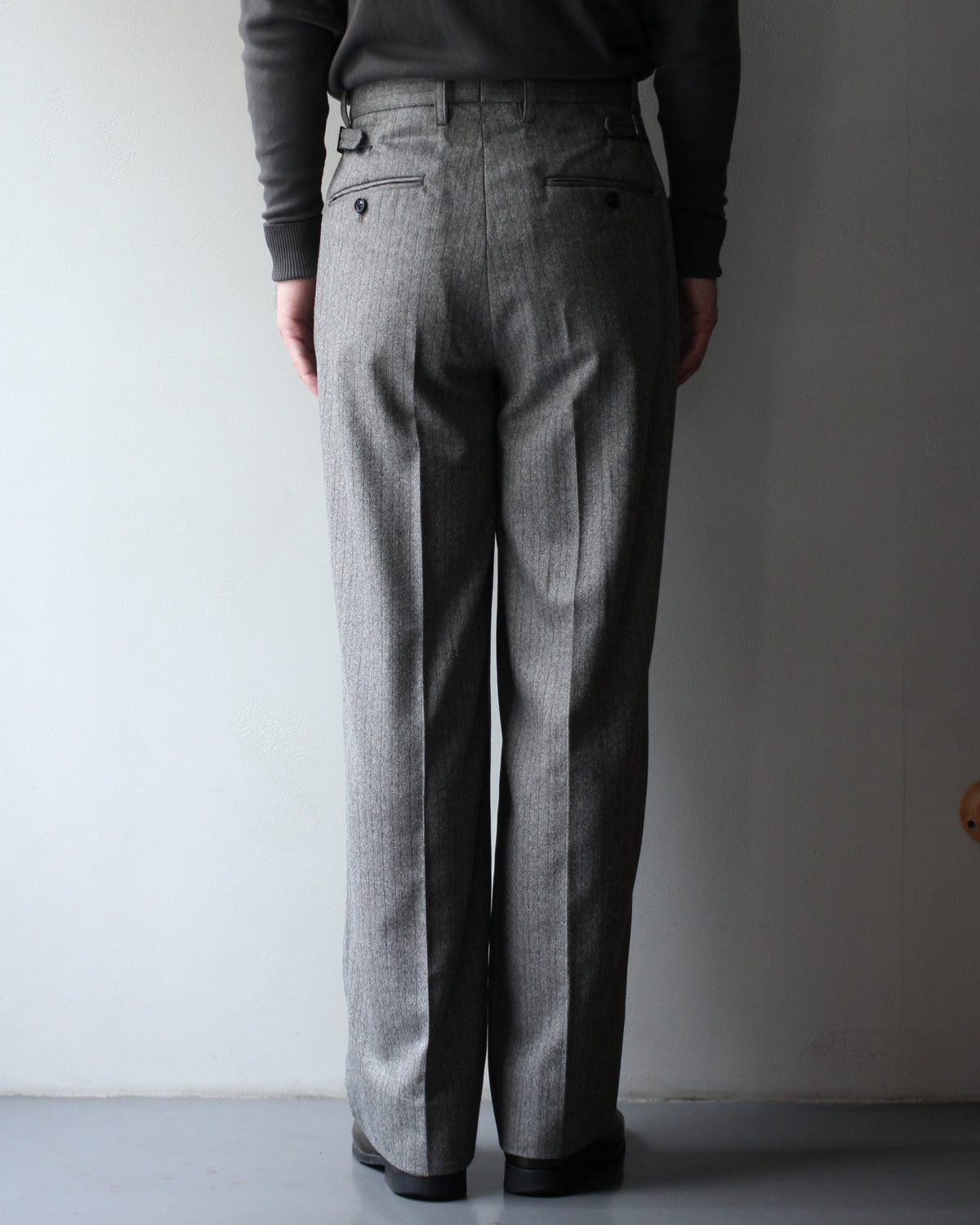 ULTERIOR/W/S HERRINGBONE STRIPE TUCKED TROUSERS  "TAUPE GREY"