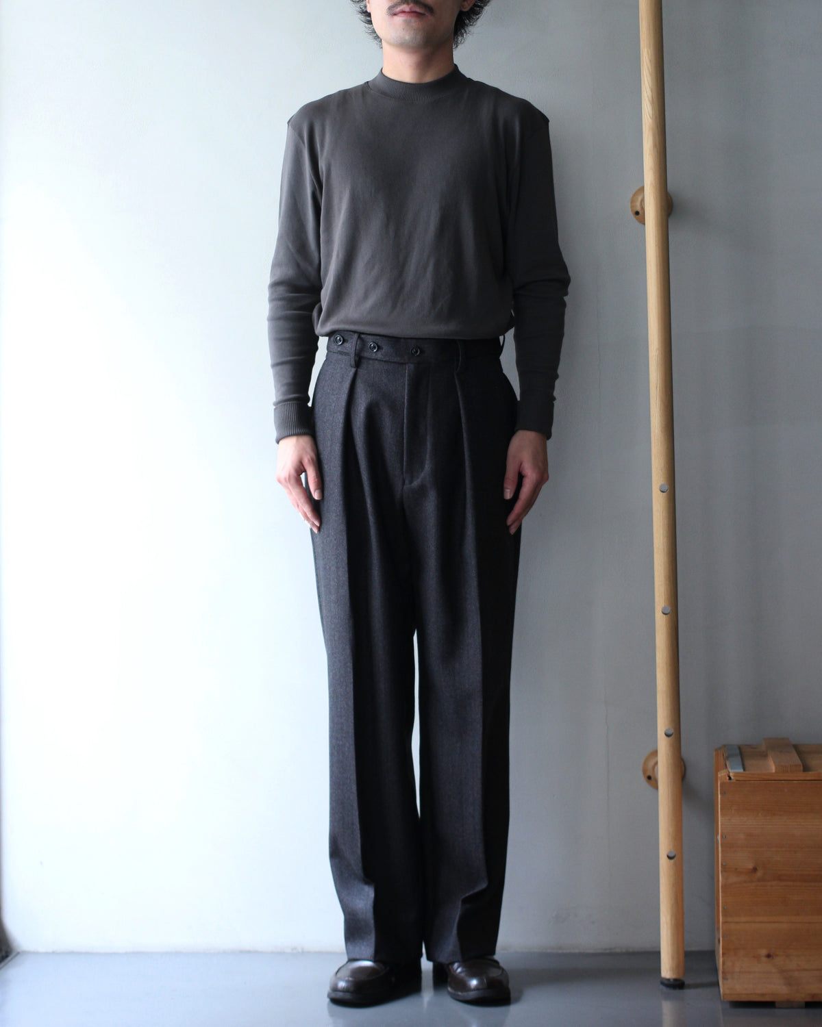 ULTERIOR/MELANGE BARATHEA STRIPE TUCKED TROUSERS "CHARCOAL BROWN"