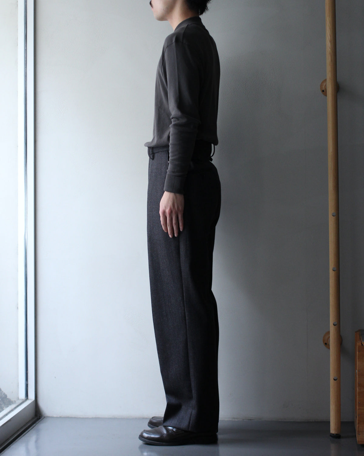 ULTERIOR/MELANGE BARATHEA STRIPE TUCKED TROUSERS "CHARCOAL BROWN"