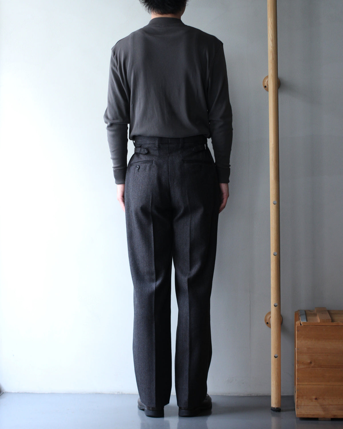ULTERIOR/MELANGE BARATHEA STRIPE TUCKED TROUSERS "CHARCOAL BROWN"