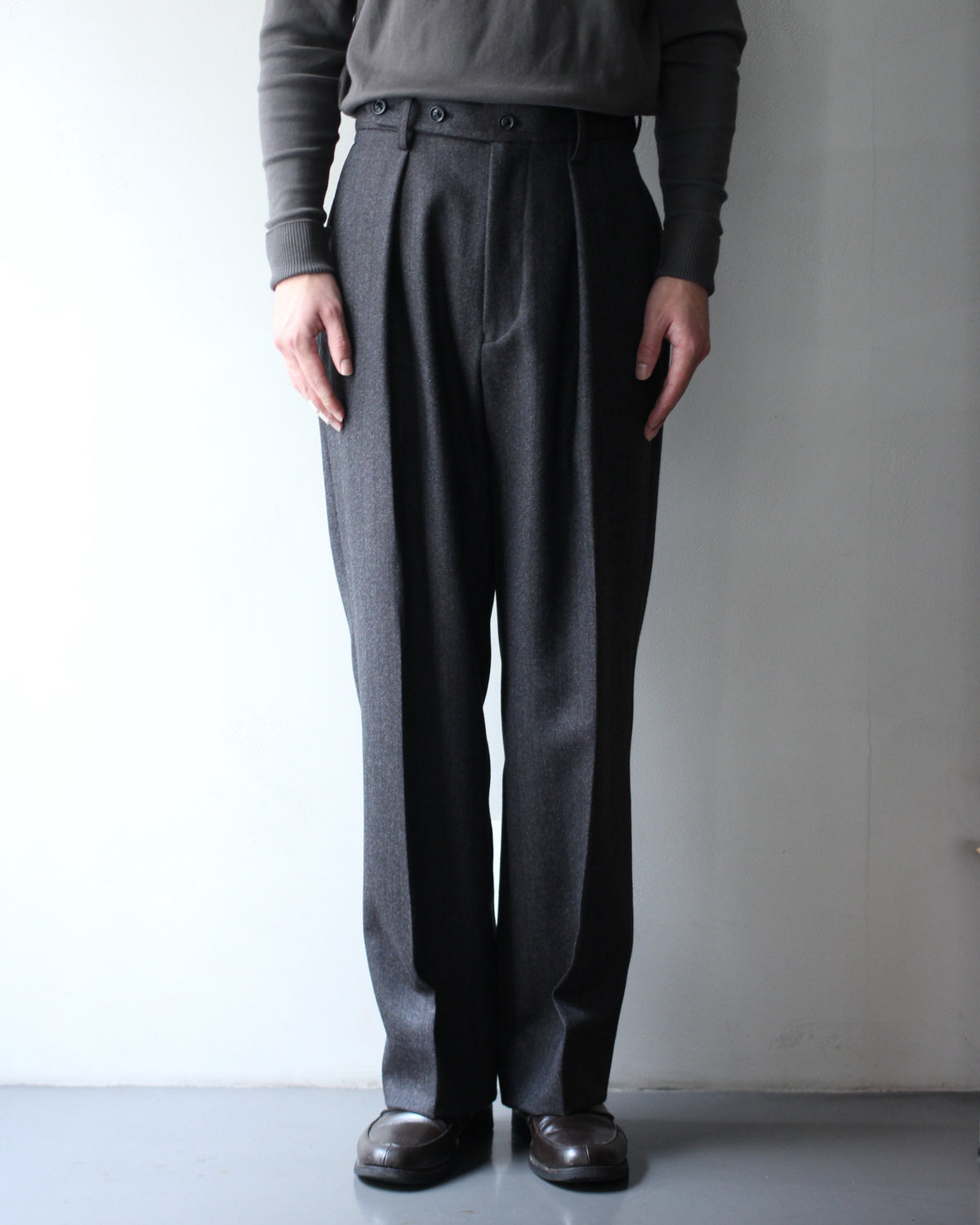 ULTERIOR/MELANGE BARATHEA STRIPE TUCKED TROUSERS "CHARCOAL BROWN"