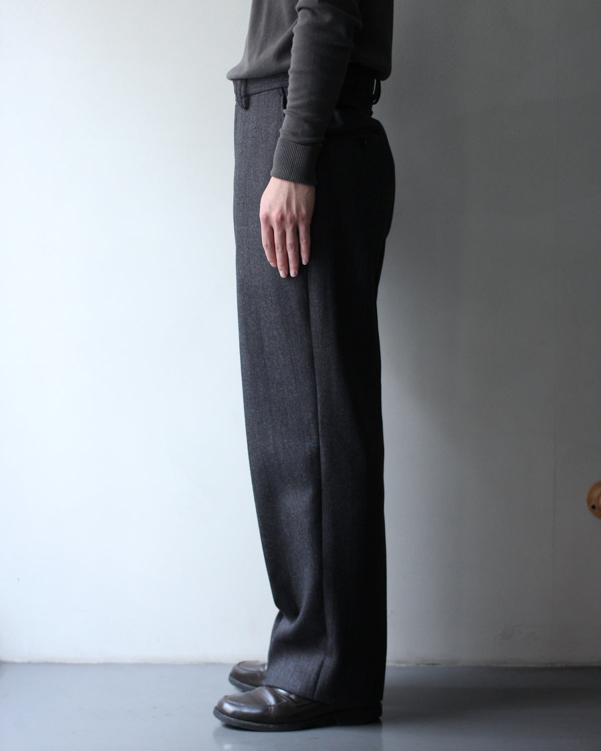 ULTERIOR/MELANGE BARATHEA STRIPE TUCKED TROUSERS "CHARCOAL BROWN"