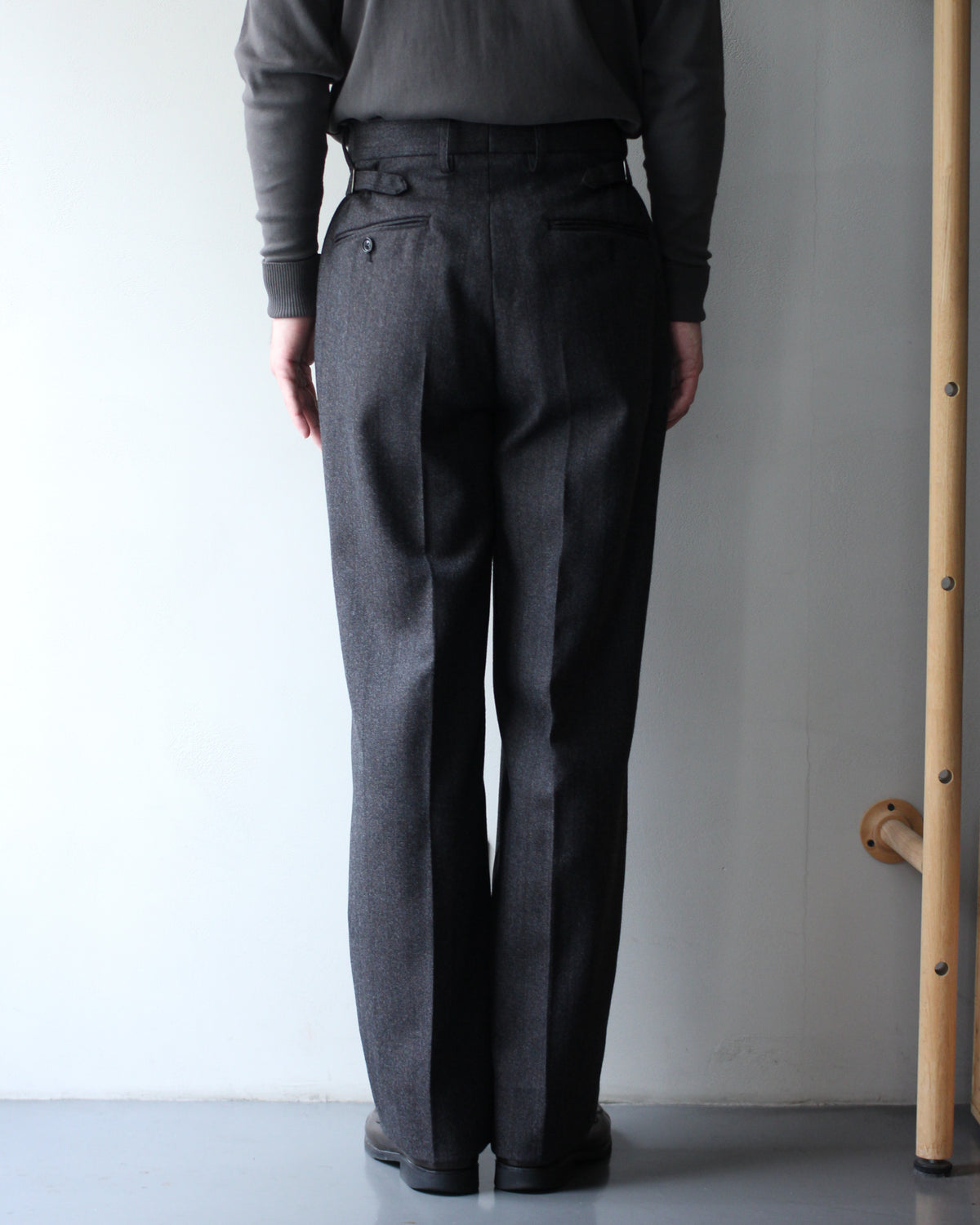 ULTERIOR/MELANGE BARATHEA STRIPE TUCKED TROUSERS "CHARCOAL BROWN"