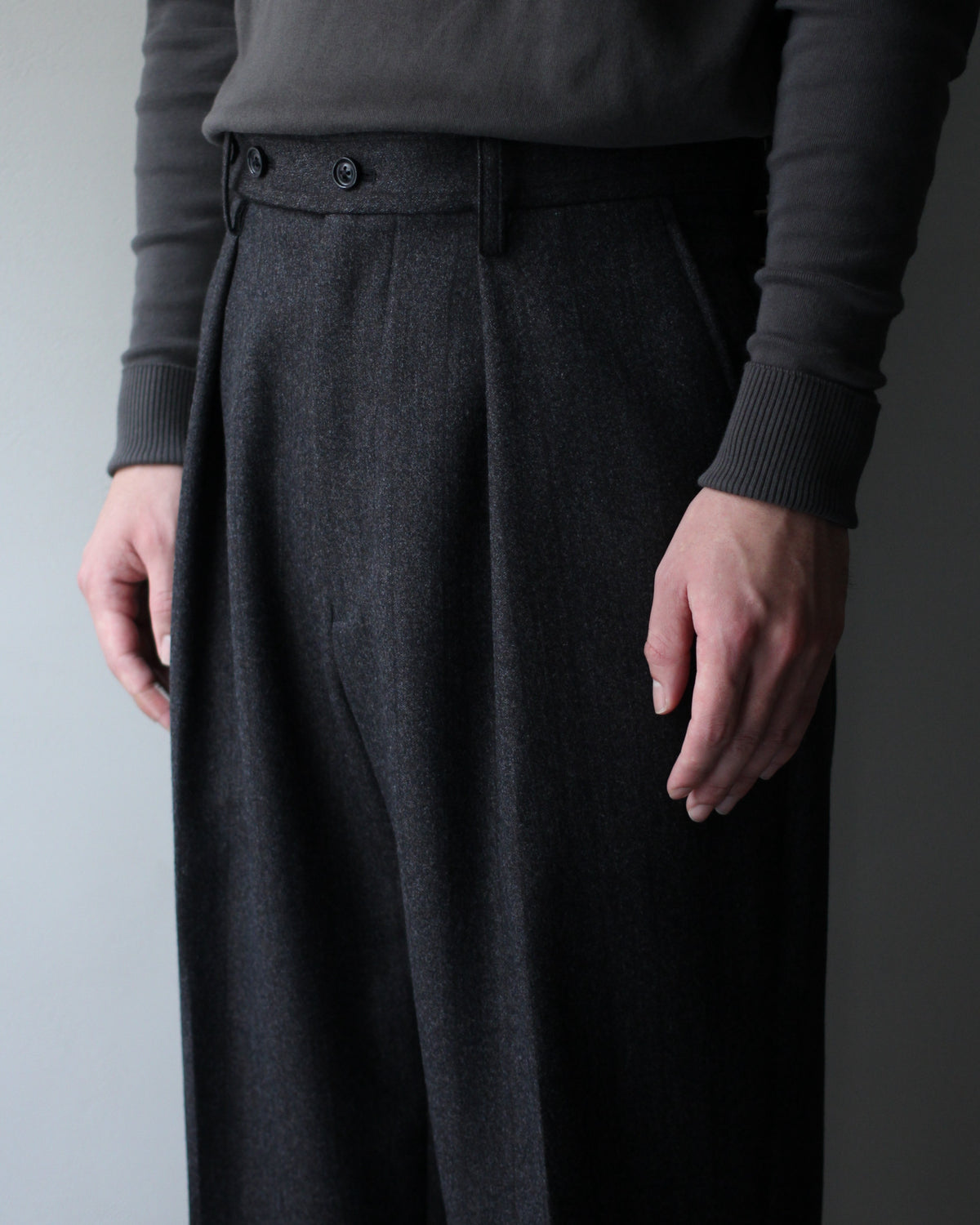 ULTERIOR/MELANGE BARATHEA STRIPE TUCKED TROUSERS "CHARCOAL BROWN"