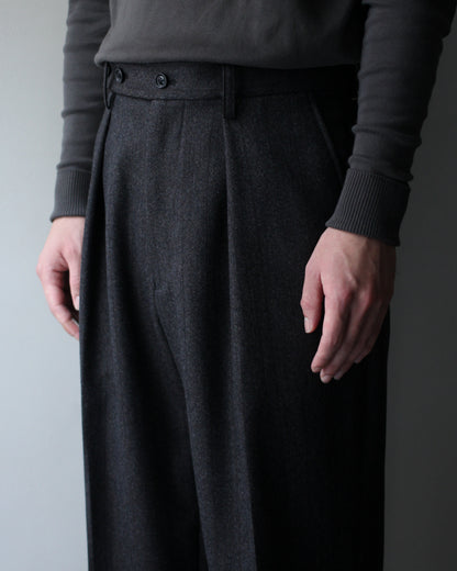 ULTERIOR/MELANGE BARATHEA STRIPE TUCKED TROUSERS "CHARCOAL BROWN"