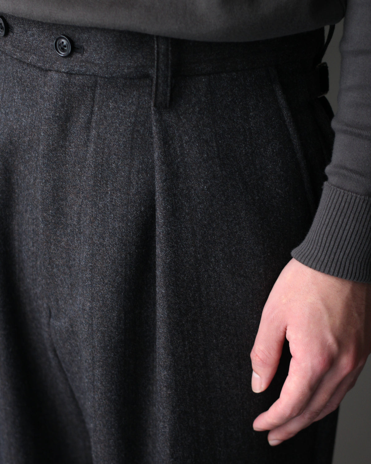 ULTERIOR/MELANGE BARATHEA STRIPE TUCKED TROUSERS "CHARCOAL BROWN"