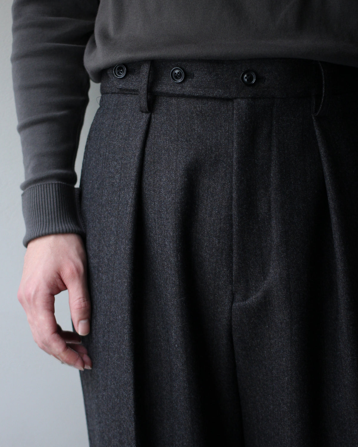 ULTERIOR/MELANGE BARATHEA STRIPE TUCKED TROUSERS "CHARCOAL BROWN"