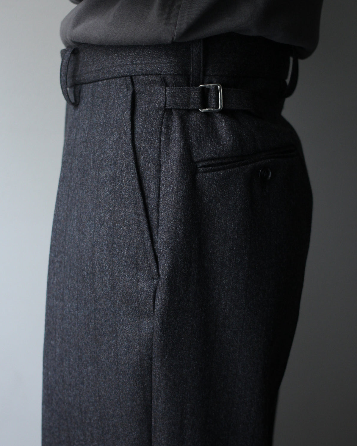 ULTERIOR/MELANGE BARATHEA STRIPE TUCKED TROUSERS "CHARCOAL BROWN"