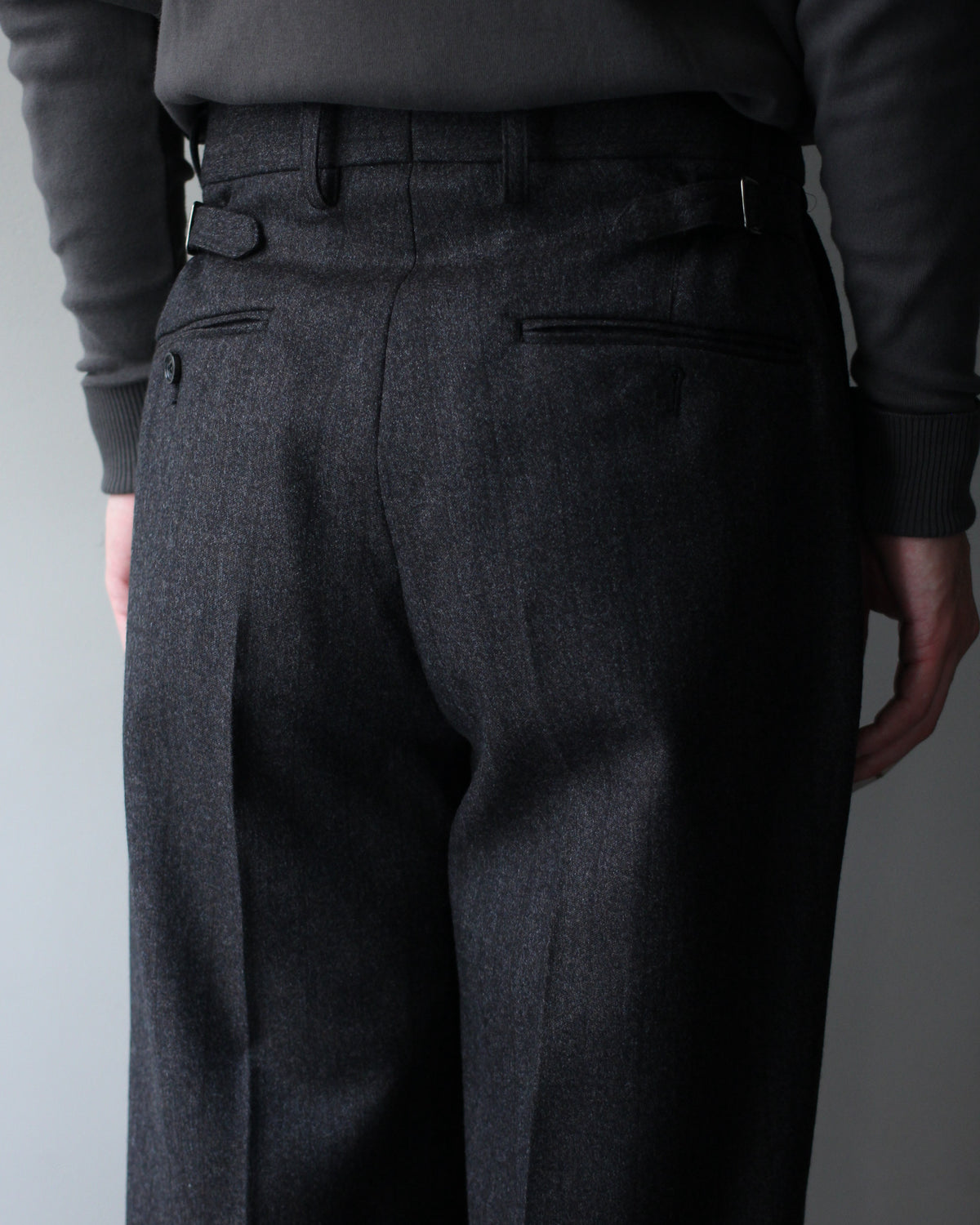 ULTERIOR/MELANGE BARATHEA STRIPE TUCKED TROUSERS "CHARCOAL BROWN"
